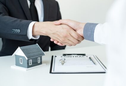 duas pessoas negociando imóvel