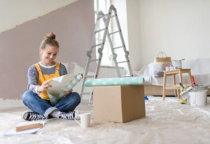 mulher sentada no chão reformando apartamento